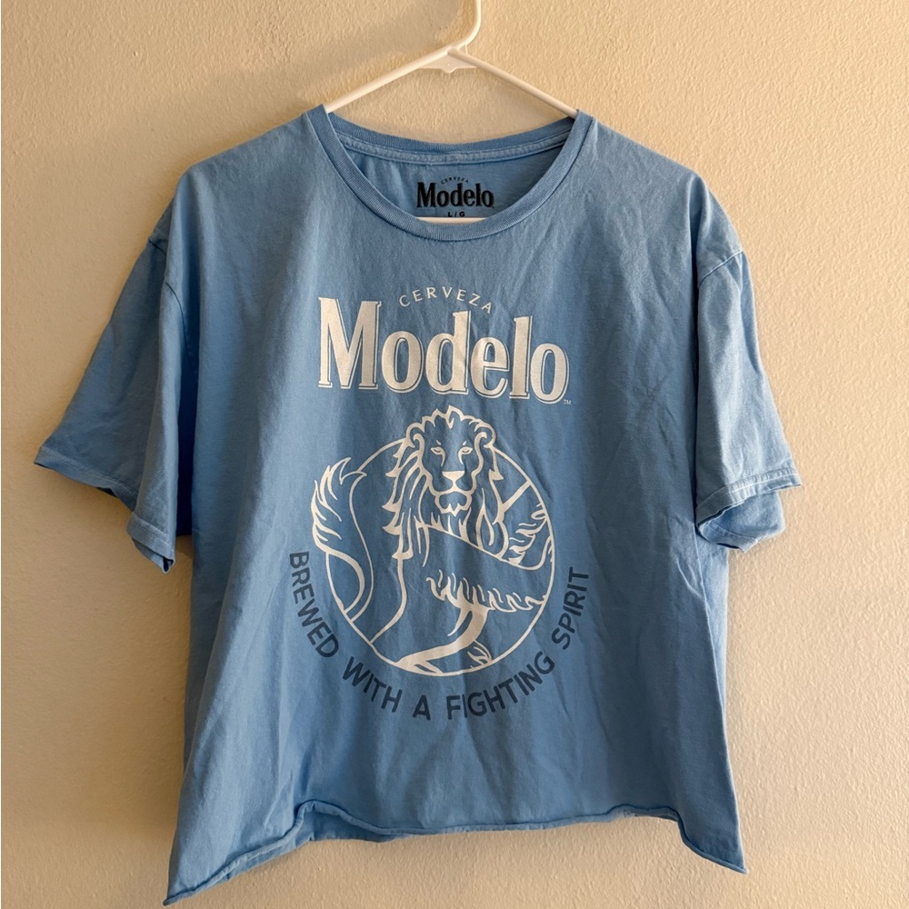 Modelo Graphic Tee